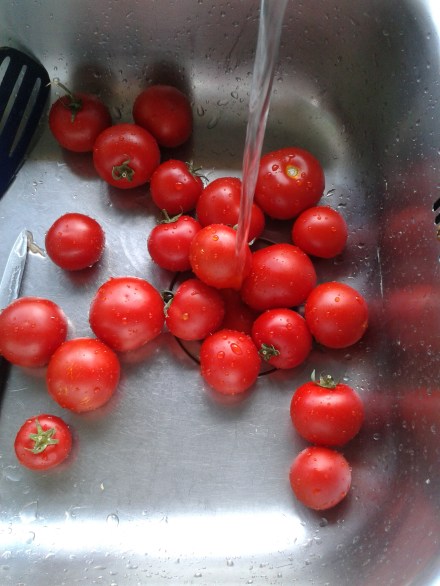 limpiando tomates